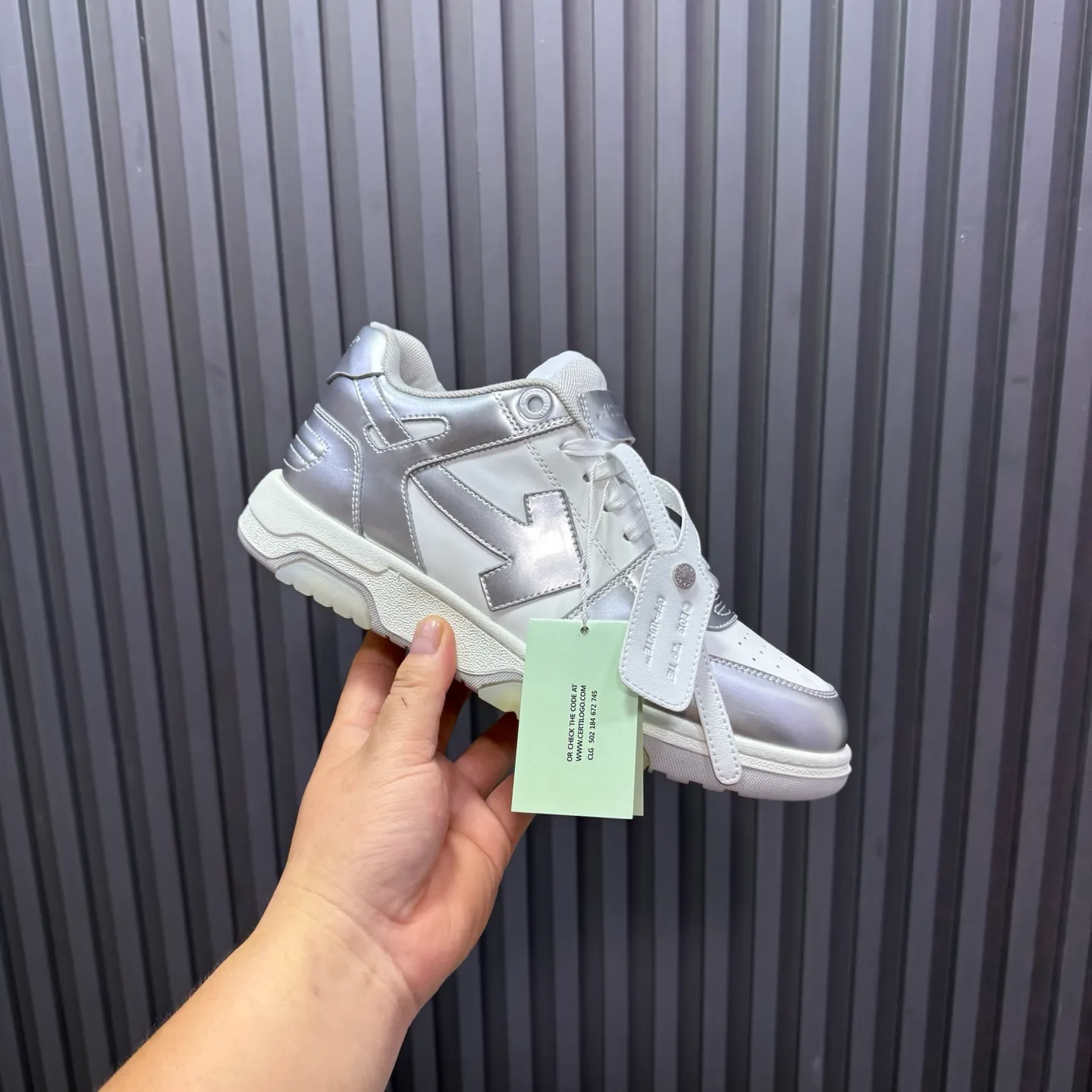 【off- white】P: 620💰Couple model👫, Size: 35-44 (Customized for men 38.45.46) High-quality version👊 "Out of office" series original molding, original lasting, production process 1:1 Original ➰OFF GRAY WHITE OW ➰ First-layer cowhide Imported skin-friendly and environmentally friendly polyester mesh Original molding high elastic and environmentally friendly molding pad Made with the original lasting process. The original molded rubber outsole (never yellows and deforms) has a super correct shape, bright color and strong three-dimensional effect👍. Packaging💯Full set of packaging synchronized with the official website (branded paper, certificate of quality, branded cloth bag)